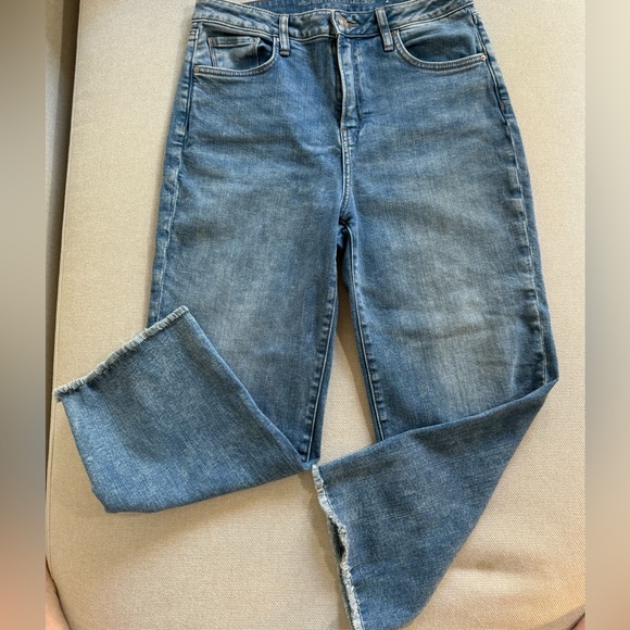 Chico’s High Rise Straight Leg Crop Denim Frayed Hem Size 8 Like NEW - Picture 3 of 8